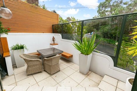 Photo of property in 2/67 Bolton Street, Kelburn, Wellington, 6012