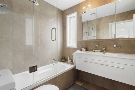 Photo of property in 12 Ilam Lane, Fairview Heights, Auckland, 0632