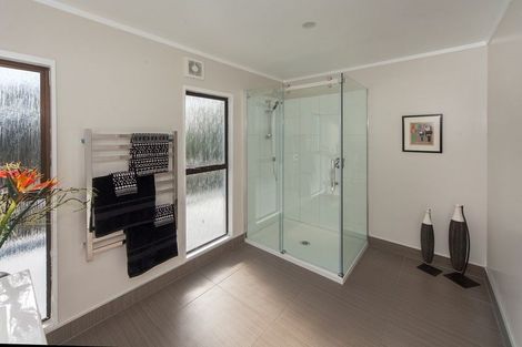 Photo of property in 28 Mayall Avenue, Beach Haven, Auckland, 0626