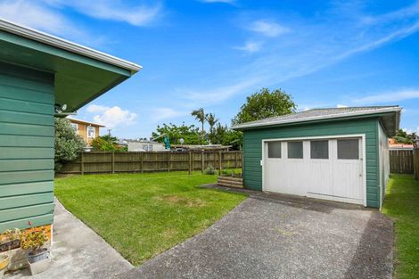 Photo of property in 35 Yeovil Road, Te Atatu Peninsula, Auckland, 0610