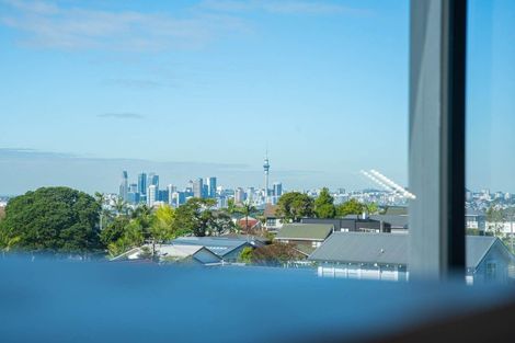 Photo of property in 4/128 Onewa Road, Northcote, Auckland, 0627