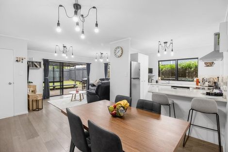Photo of property in 2/19 Sailfish Drive, West Harbour, Auckland, 0618