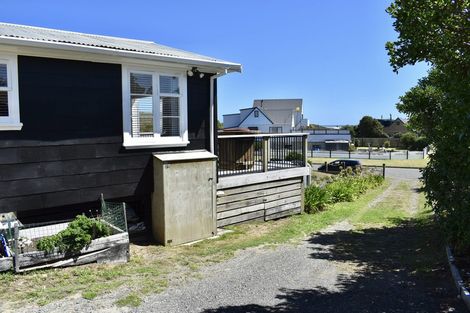 Photo of property in 60 Sarah Street, Waikawa Beach, Manakau, 5573