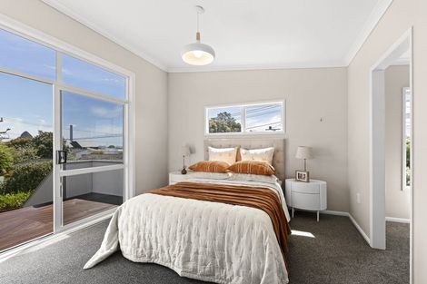Photo of property in 9 Calvert Road, Moturoa, New Plymouth, 4310