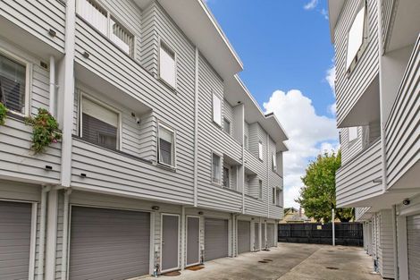 Photo of property in 11/6 Islington Avenue, New Lynn, Auckland, 0600