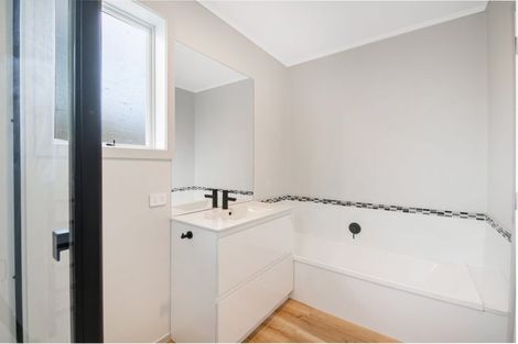 Photo of property in 5 Maori Hut Road, Red Beach, 0932
