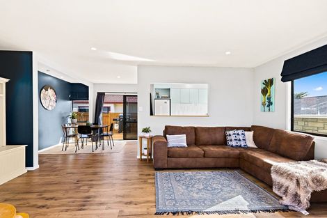 Photo of property in 8 Lasque Place, Glen Eden, Auckland, 0602
