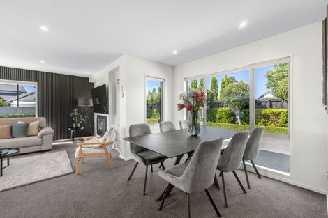 Photo of property in 10 Lakebridge Place, Parklands, Christchurch, 8083