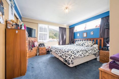 Photo of property in 18 Helvetia Grove, Naenae, Lower Hutt, 5011