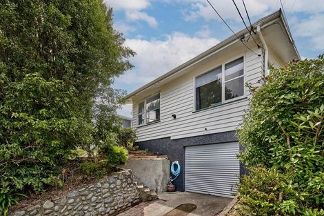 Photo of property in 27 Griffiths Grove, Newlands, Wellington, 6037