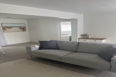 Photo of property in 16 Thorburn Avenue, Red Beach, 0932