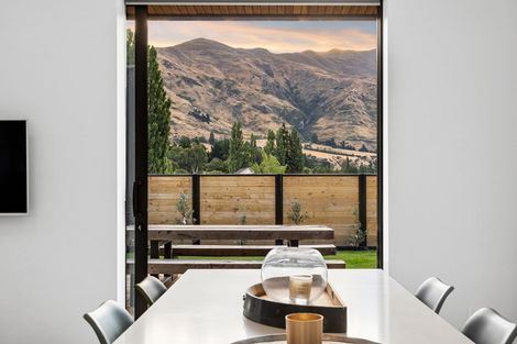 Photo of property in 7 Fern Burn Close, Wanaka, 9305