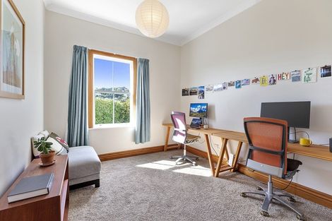 Photo of property in 19 Kopiko Way, Brooklyn, Wellington, 6021