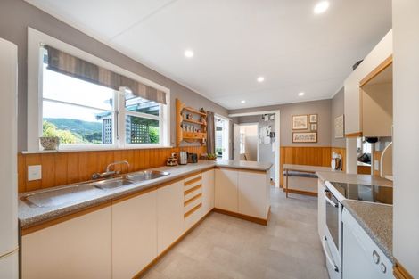 Photo of property in 64 Taylor Terrace, Tawa, Wellington, 5028