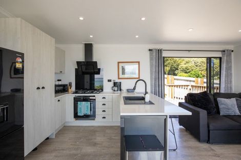 Photo of property in 14 Whaanga Road, Raglan, 3297