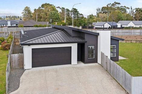 Photo of property in 11 Coutts Way, Fitzherbert, Palmerston North, 4410