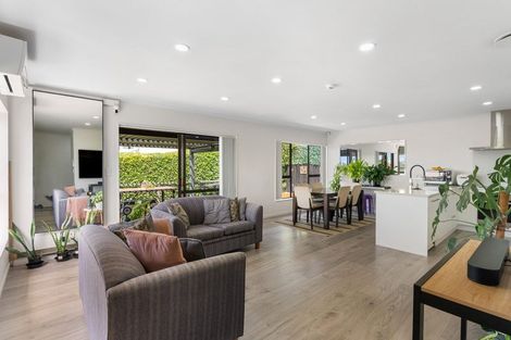 Photo of property in 2/36 Browns Bay Road, Rothesay Bay, Auckland, 0630