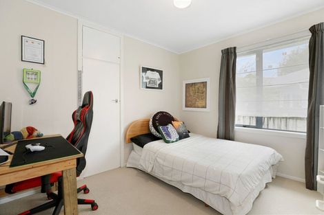 Photo of property in 2 Gradwell Place, Two Mile Bay, Taupo, 3330