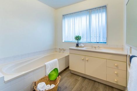 Photo of property in 15 Showgate Avenue, Sockburn, Christchurch, 8042