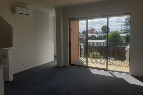 Photo of property in 7/5 Peachgrove Road, Te Atatu Peninsula, Auckland, 0610