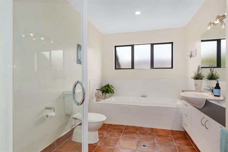 Photo of property in 28 Navigation Drive, Whitby, Porirua, 5024