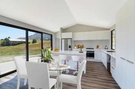Photo of property in 16 Kinross Lane, Jacks Point, Queenstown, 9371