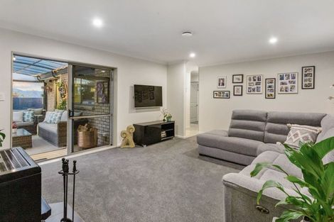 Photo of property in 12 Hawke Place, Pukekohe, 2120