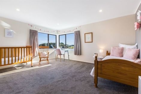 Photo of property in 2 Saunders Close, Whitby, Porirua, 5024