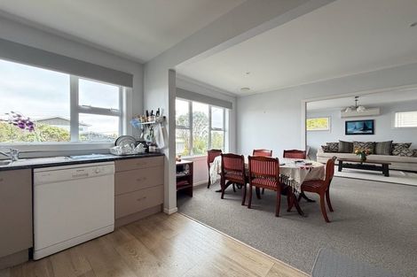 Photo of property in 3 Alder Place, Newlands, Wellington, 6037