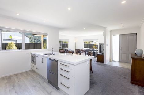 Photo of property in 17 Chalfont Road, Silverstream, Upper Hutt, 5019
