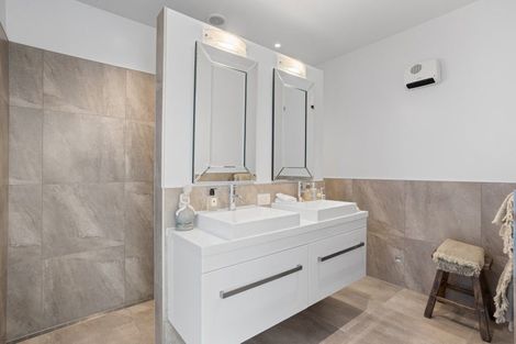 Photo of property in 16 Harbour View Heights, Picton, 7220