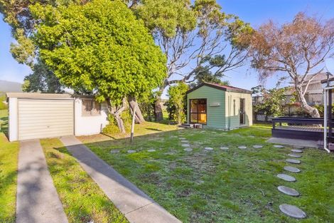 Photo of property in 10 Nugget Grove, Raumati Beach, Paraparaumu, 5032