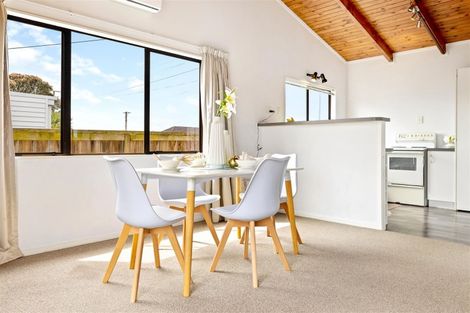 Photo of property in 2a Rixon Place, Te Atatu Peninsula, Auckland, 0610