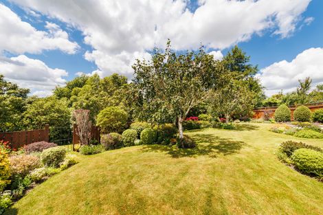 Photo of property in 16 Sycamore Crescent, Fitzherbert, Palmerston North, 4410