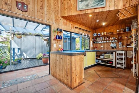 Photo of property in 100 Seaview Road, Piha, New Lynn, 0772