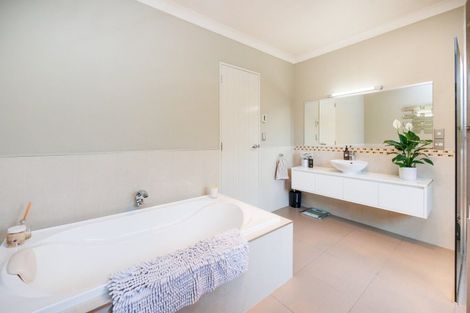 Photo of property in 7 Titirangi Drive, Fitzherbert, Palmerston North, 4471