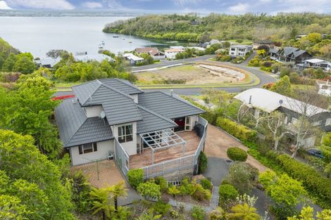 Photo of property in 19 Te Urunga Place, Acacia Bay, Taupo, 3330