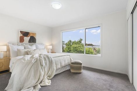 Photo of property in 2/218 East Coast Road, Forrest Hill, Auckland, 0620