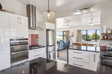 Photo of property in 8 Millennium Hill, Paraparaumu, 5032