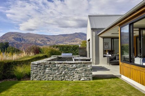 Photo of property in 2 Owen Marshall Lane, Arrowtown, 9371