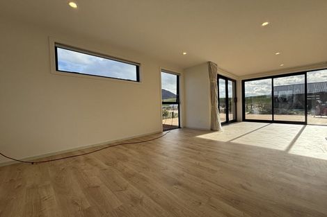 Photo of property in 37 Shelduck Road, Jacks Point, 9371