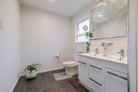 Photo of property in 86 Wikiriwhi Crescent, Awapuni, Palmerston North, 4412