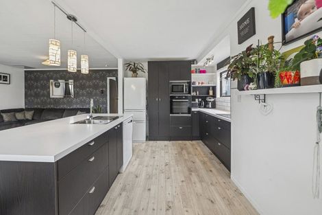 Photo of property in 43 Matthew Place, Kawaha Point, Rotorua, 3010