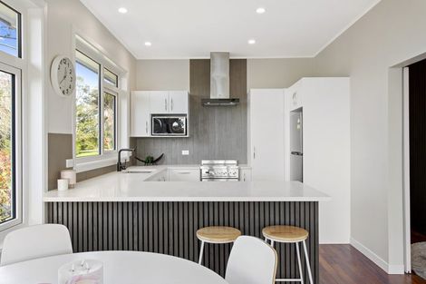 Photo of property in 2 Fairmount Road, Titirangi, Auckland, 0604