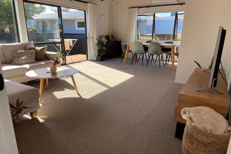 Photo of property in 2a Rixon Place, Te Atatu Peninsula, Auckland, 0610