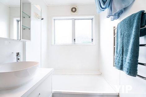 Photo of property in 24u1 Horokiwi Road West, Newlands, Wellington, 6037