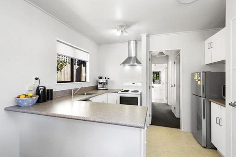 Photo of property in 2/4 Dowse Drive, Maungaraki, Lower Hutt, 5010