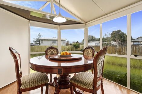 Photo of property in 17 Edgewater Drive, Pakuranga, Auckland, 2010