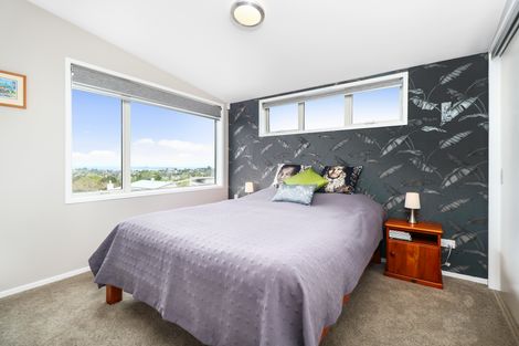 Photo of property in 4 Mccahon Place, Titirangi, Auckland, 0604