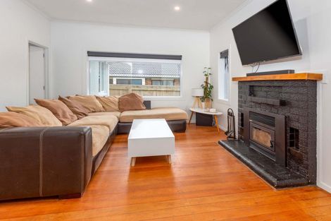 Photo of property in 9 Youngs Road, Papakura, 2110